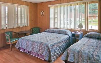 Alpine Motel, two queen beds room thumbnail photo, room no 17, beds