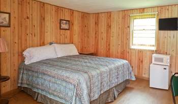 Alpine Motel, king size bed room thumbnail photo