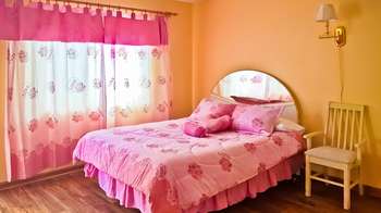 one queen bed room no 8 thumbnail